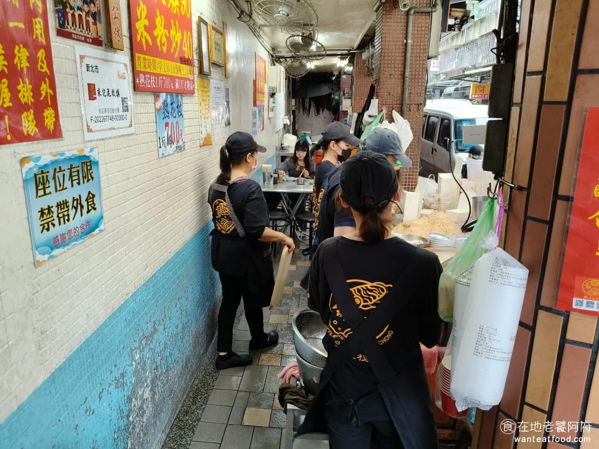 朱記花枝羹 朱記花枝羹菜單 朱記花枝羹推薦 三重區美食 三重美食 台北橋美食 台灣小吃 花枝羹 附近就是三重三和夜市,晚上來吃完花枝羹,還可以順便逛逛夜市。如果開車前來,平安街停車場和三重區農會停車場,都在步行五分鐘內的距離,算是還算方便。 @在地老饕阿府