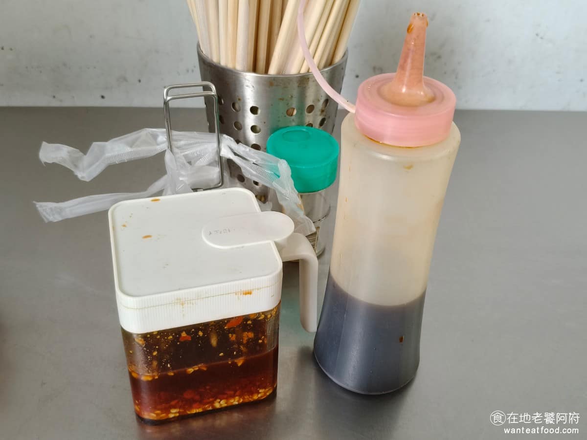 朱記花枝羹 朱記花枝羹菜單 朱記花枝羹推薦 三重區美食 三重美食 台北橋美食 台灣小吃 花枝羹 桌上提供的調味料,有黑醋和辣椒。 @在地老饕阿府