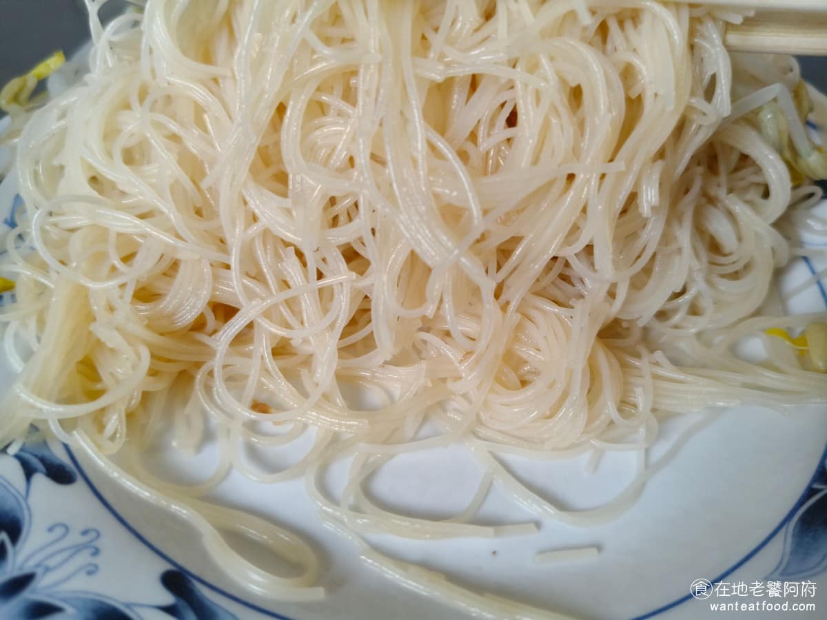 朱記花枝羹 朱記花枝羹菜單 朱記花枝羹推薦 三重區美食 三重美食 台北橋美食 台灣小吃 花枝羹 米粉底部沒有任何的湯汁,直接吃味道其實蠻淡的,但還好口感很Q,也不會做得太乾,吃起來還算舒服。 @在地老饕阿府