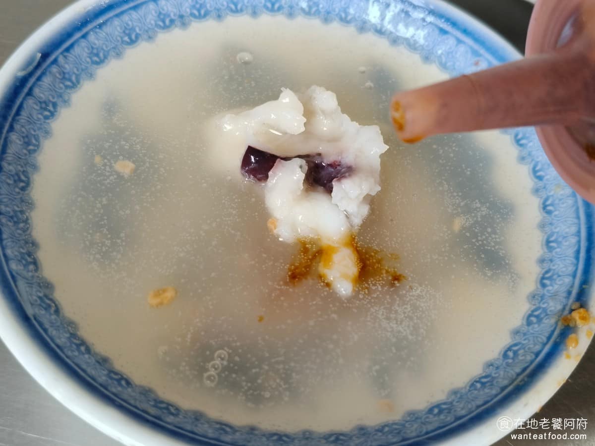 朱記花枝羹 朱記花枝羹菜單 朱記花枝羹推薦 三重區美食 三重美食 台北橋美食 台灣小吃 花枝羹 很多網友吃完都覺得這間店的花枝羹,湯頭有點偏淡,要自己調味,個人覺得加過醋的版本,才是這間店最吸引人的味道,同時帶點蒜味與酸味,喝起來比原版的更順口。 @在地老饕阿府