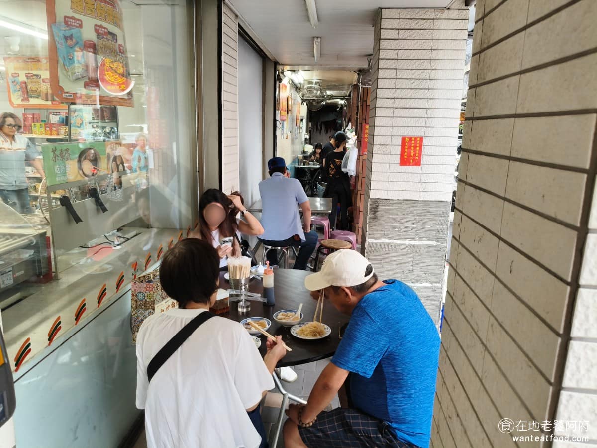 朱記花枝羹 朱記花枝羹菜單 朱記花枝羹推薦 三重區美食 三重美食 台北橋美食 台灣小吃 花枝羹 《朱記花枝羹》沒有正式店面,攤位就設在 7-11 旁邊的騎樓下,桌椅簡單用餐空間不算寬敞,用餐時間人多時,常常需要併桌。 @在地老饕阿府