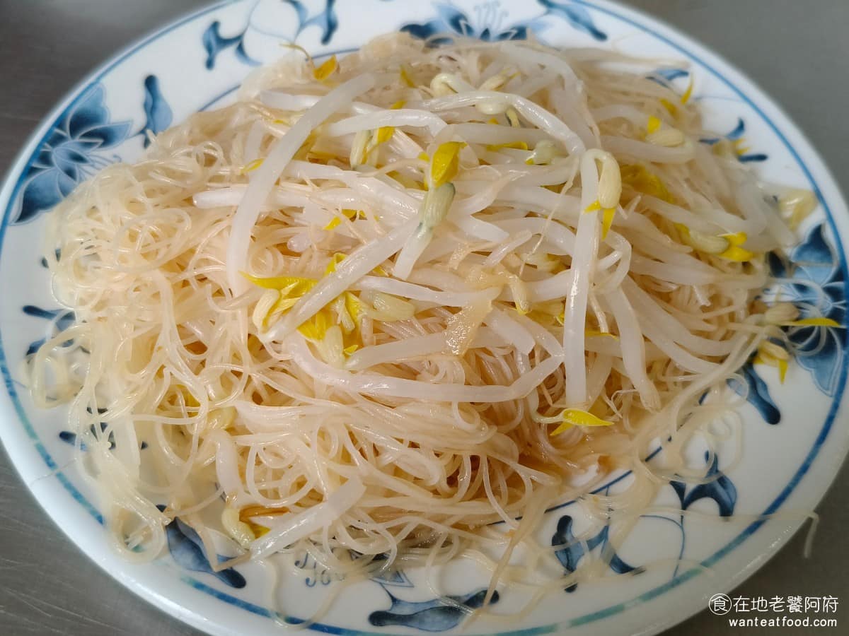 朱記花枝羹 朱記花枝羹菜單 朱記花枝羹推薦 三重區美食 三重美食 台北橋美食 台灣小吃 花枝羹 炒米粉 一份 40 元,米粉走濕潤路線,不是那種又乾又硬的口感,上面簡單放了豆芽和一點蒜末,單吃味道偏清淡,加上桌上的烏醋或辣椒後,味道會明顯提升,吃起來比較開胃,但份量偏少。 @在地老饕阿府
