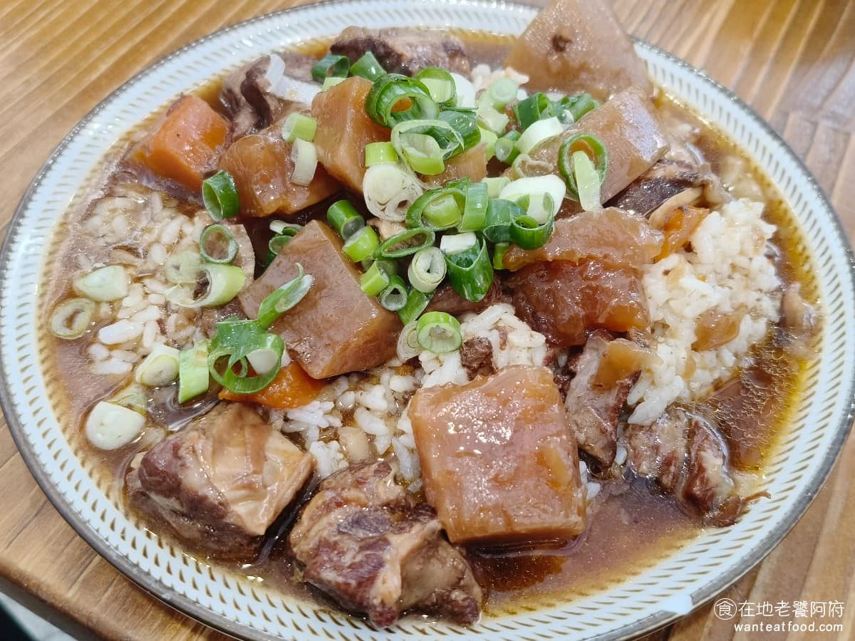 東館牛麵食館 東館牛肉麵 古法天然中藥 南京復興 酸菜 茶碗蒸 半筋半肉牛肉麵 牛腩飯 很多老客人來這裡不只吃牛肉麵，更會常常點這一盤牛腩飯，吃了一口發現真的不錯吃，醬汁也帶有中藥味，吃起來甘甜不膩口，還吃的到淡淡的蔬果香氣，旁邊再搭配蘿蔔和紅蘿蔔，吃起來濕潤好入口，所以大口吃得很舒服，算是推薦點的餐點之一。 @在地老饕阿府