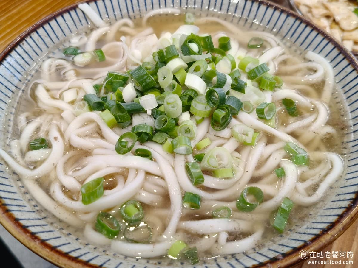 東館牛麵食館 東館牛肉麵 古法天然中藥 南京復興 酸菜 茶碗蒸 半筋半肉牛肉麵 清燉湯麵 點了一碗清燉的來嚐嚐味道，喝了一口湯頭，發現意外的驚喜，個人覺得味道比紅燒更好喝！湯頭濃郁，非常有味道，但也不會過重，喝的到淡淡的蔬果香氣，少了厚重的中藥八角味，適合不喜歡中藥味的人點。 @在地老饕阿府