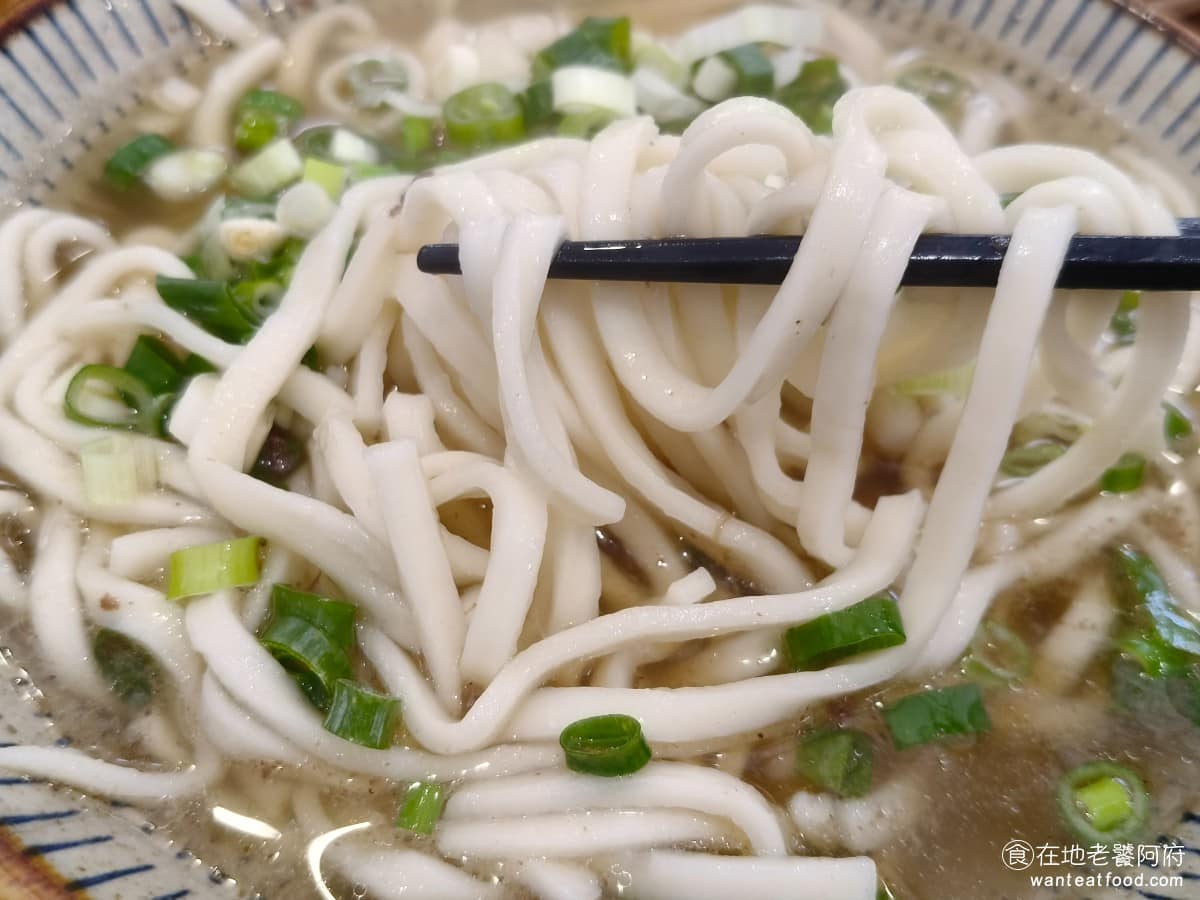 東館牛麵食館 東館牛肉麵 古法天然中藥 南京復興 酸菜 茶碗蒸 半筋半肉牛肉麵 麵條的份量也給的很多，吃得非常飽足，但個人還是覺得太寬了，吸附湯汁的程度還不夠，如果寬麵能再細一點會更好。 @在地老饕阿府