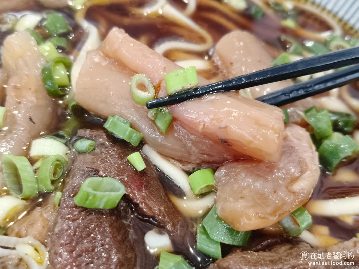 東館牛麵食館 東館牛肉麵 古法天然中藥 南京復興 酸菜 茶碗蒸 半筋半肉牛肉麵 牛筋燉煮的軟嫩Q彈，不管是肉還是筋，兩種都表現得很有水準。 @在地老饕阿府