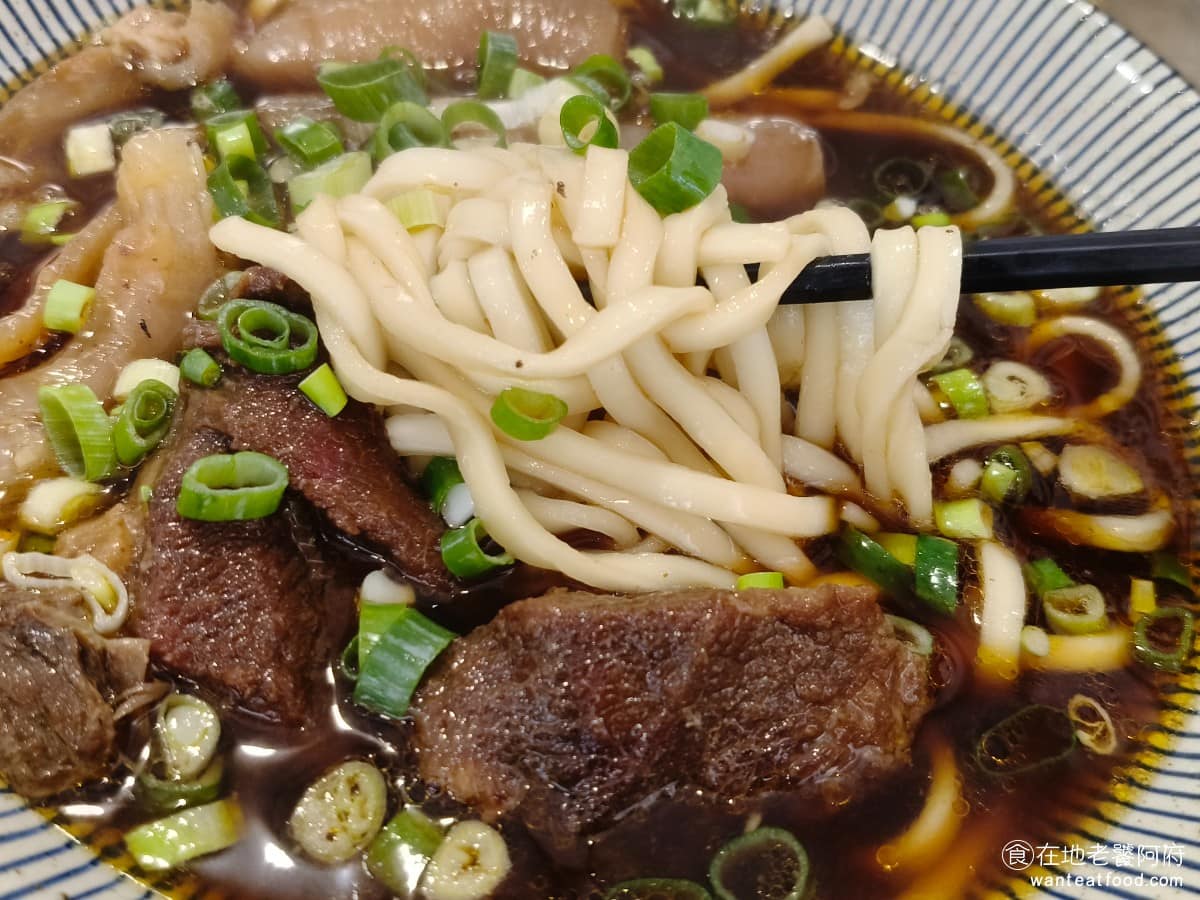 東館牛麵食館 東館牛肉麵 古法天然中藥 南京復興 酸菜 茶碗蒸 半筋半肉牛肉麵 麵量給得非常多，牛肉也有好幾塊，實際上這碗麵的分量很大，以這個價格來說，CP值可說是非常高。 @在地老饕阿府