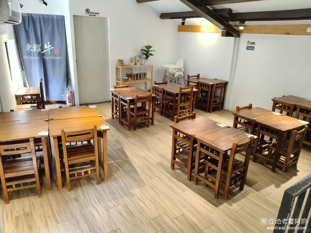 東館牛麵食館 東館牛肉麵 古法天然中藥 南京復興 酸菜 茶碗蒸 半筋半肉牛肉麵 二樓也有座位，空間也很舒適，通常中午時段人多才會需要坐到二樓去。 @在地老饕阿府