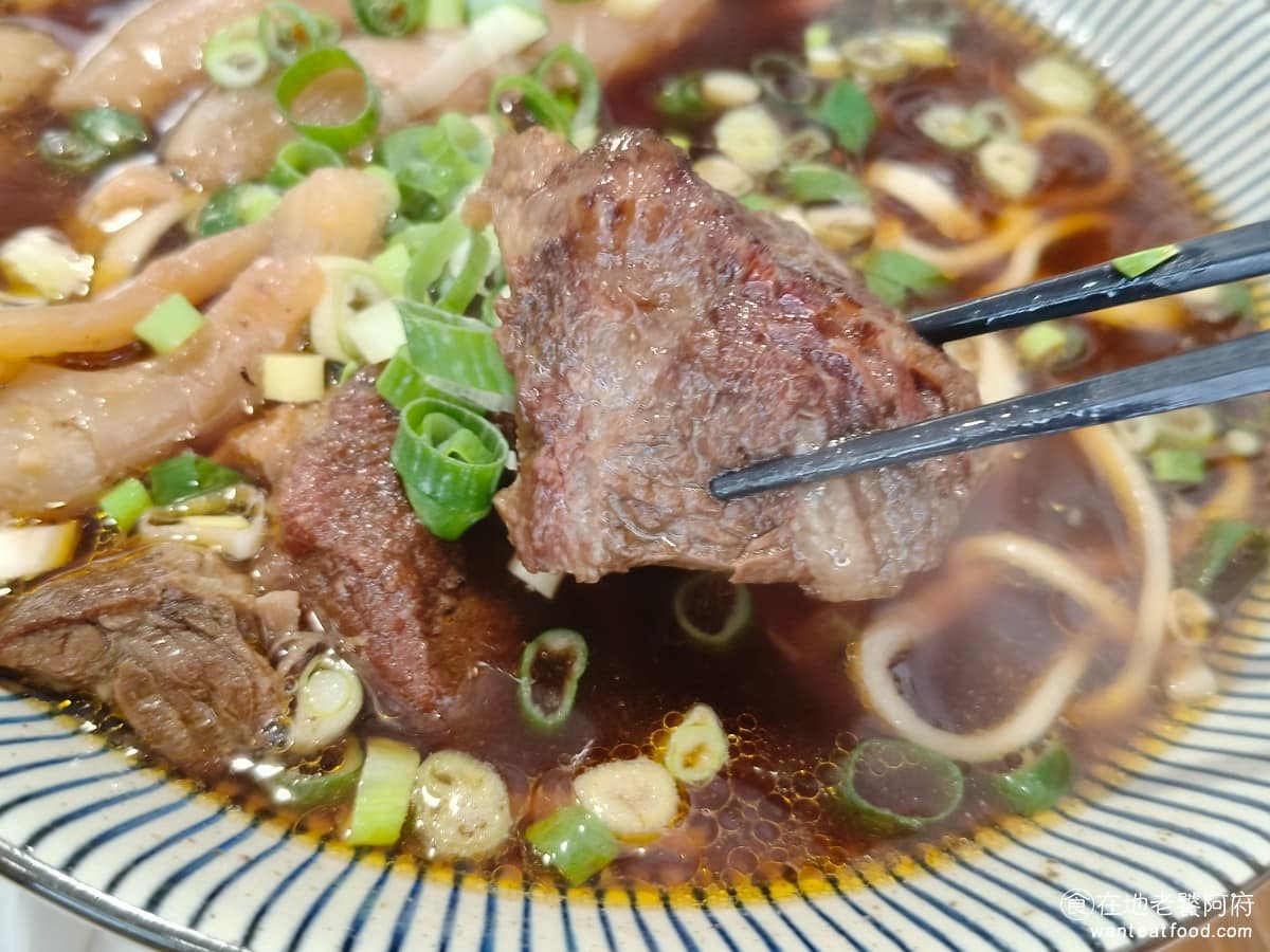 東館牛麵食館 東館牛肉麵 古法天然中藥 南京復興 酸菜 茶碗蒸 半筋半肉牛肉麵 麵裡的牛肉有牛腱心和牛頰肉，肉帶有一些筋，吃起來非常有嚼勁。我個人很怕會吃到太硬的牛肉，但這裡的牛肉非常軟嫩，口感恰到好處，確實非常好吃。湯的部分則帶有濃郁的中藥香味，可以明顯感覺到八角放得非常多，香氣十足。 @在地老饕阿府