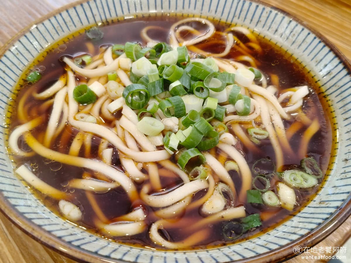 東館牛麵食館 東館牛肉麵 古法天然中藥 南京復興 酸菜 茶碗蒸 半筋半肉牛肉麵 紅燒湯麵 沒有肉的版本，更能直接品嚐湯頭，適合不想肉的人點，麵條份量也給的充足，一人吃這一碗，吃完也是能達7分飽。 @在地老饕阿府