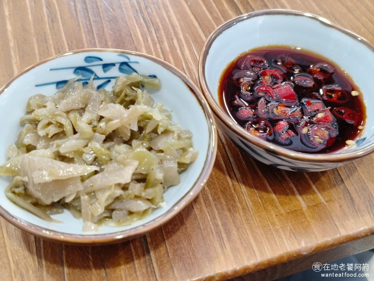 東館牛麵食館 東館牛肉麵 古法天然中藥 南京復興 酸菜 茶碗蒸 半筋半肉牛肉麵 如果覺得味道不夠，可以搭配店家提供的酸菜和辣醬油，味道會更棒。 @在地老饕阿府