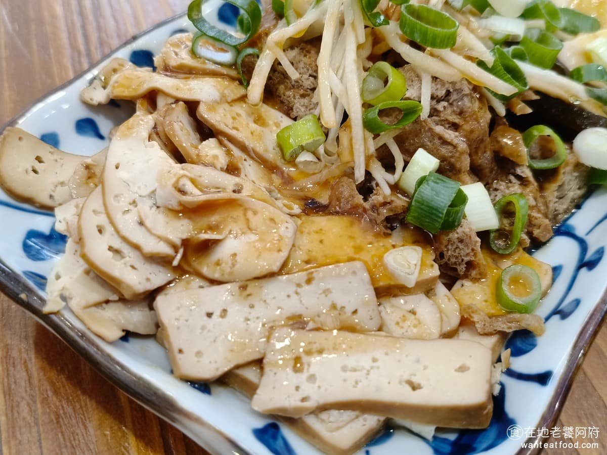 東館牛麵食館 東館牛肉麵 古法天然中藥 南京復興 酸菜 茶碗蒸 半筋半肉牛肉麵 小菜上面淋上的醬油膏，也帶有中藥香氣，吃得出來是店家自己熬煮出來的，不是市面上那種廉價醬油膏，因為醬油加的很多，所以小菜吃起來也是重口味的，味道上還算吸引人。 @在地老饕阿府