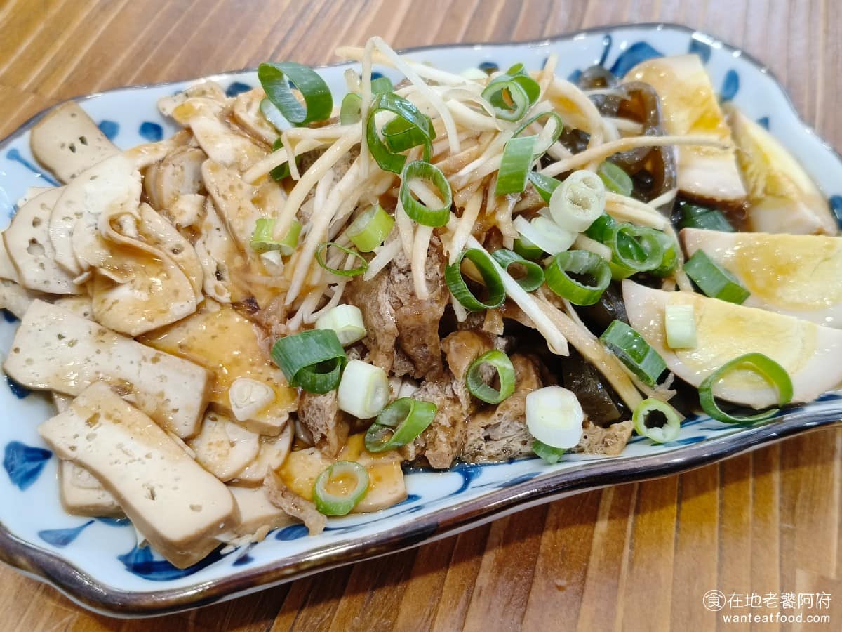 東館牛麵食館 東館牛肉麵 古法天然中藥 南京復興 酸菜 茶碗蒸 半筋半肉牛肉麵 小菜拼盤 這個小菜拼盤的份量也非常充足，有四種小菜：豆干、滷蛋、海帶和花乾，不錯吃，CP值也很高。 @在地老饕阿府