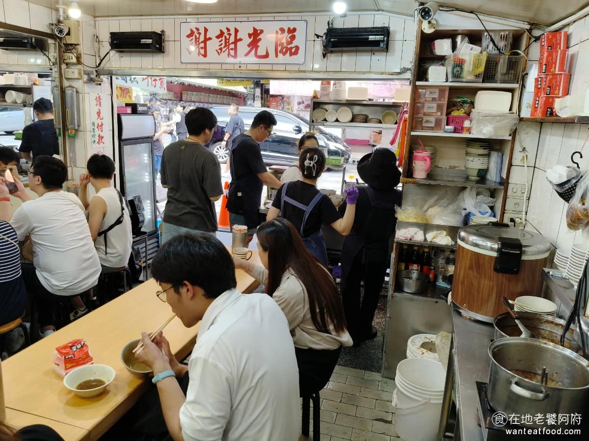 天天利美食坊 天天利美食坊菜單 天天利美食坊推薦 萬華區美食 萬華美食 西門美食 台灣小吃 滷肉飯 很多老一輩的人都說,早年這一帶,其實隔壁的「謝謝魷魚羹」名氣更大,這間反而還好。後來「謝謝魷魚羹」發生店面經營權轉手的狀況,生意大不如前。 @在地老饕阿府
