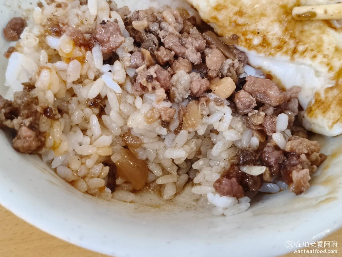 天天利美食坊 天天利美食坊菜單 天天利美食坊推薦 萬華區美食 萬華美食 西門美食 台灣小吃 滷肉飯 蛋黃是流動的濃稠狀態,不是完全生的,就算平常怕吃生蛋的人,也能接受。戳破蛋黃,跟滷汁混在一起之後,整體口感會滑順很多。單吃滷肉飯的話,味道相對單一,愛吃辣的人別忘了加點辣椒醬。 @在地老饕阿府