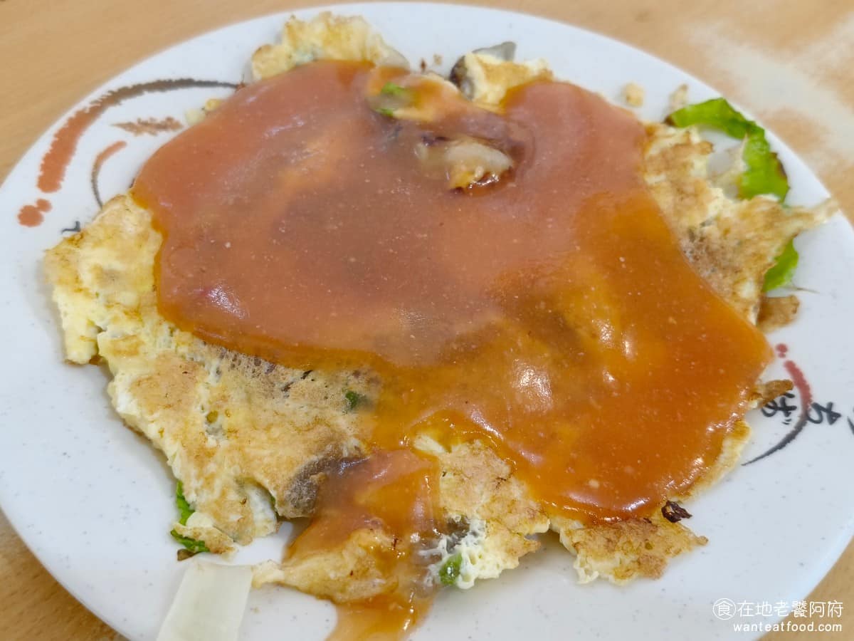 天天利美食坊 天天利美食坊菜單 天天利美食坊推薦 萬華區美食 萬華美食 西門美食 台灣小吃 滷肉飯 雞蛋蚵仔煎 上面淋的醬料給得很多,口味偏甜,粉漿的部分太白粉比例偏高,所以不是那種煎得特別脆的類型,吃起來口感偏黏,整體味道還可以,不會有太重的油膩感。 @在地老饕阿府
