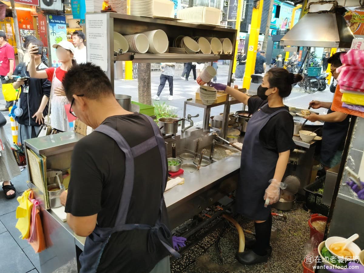 天天利美食坊 天天利美食坊菜單 天天利美食坊推薦 萬華區美食 萬華美食 西門美食 台灣小吃 滷肉飯 《天天利美食坊》到底開了幾年,老闆自己受訪時回應,可能開了將近六十年,但他也不確定,連店家本身對正確年份都說不太準,目前經營者已是第三代。老闆姓姚,他的弟弟是旺福樂團主唱姚浚民。 @在地老饕阿府