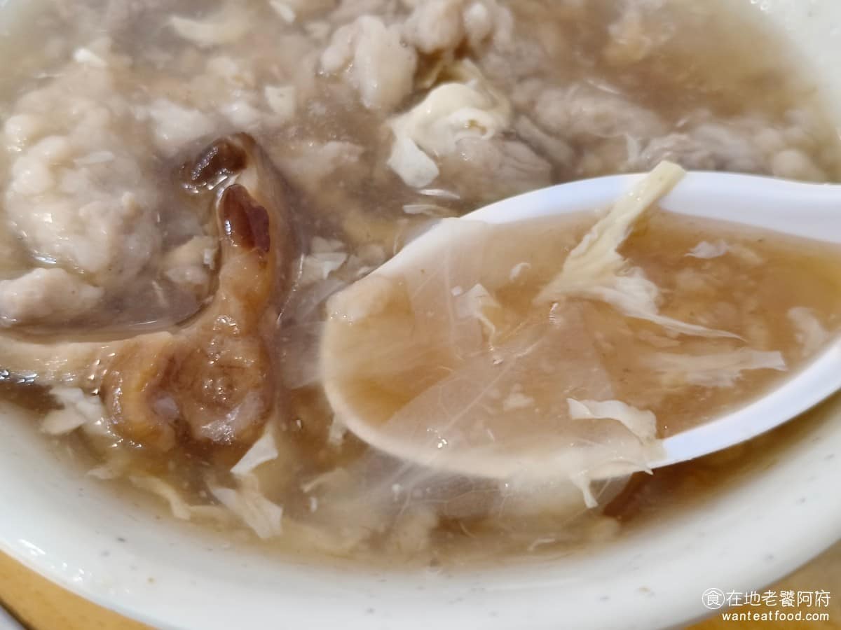 天天利美食坊 天天利美食坊菜單 天天利美食坊推薦 萬華區美食 萬華美食 西門美食 台灣小吃 滷肉飯 湯頭的部分算清爽,不會太多勾芡,可以吃到一些配料,配著滷肉飯一起吃,算是還不錯的組合。 @在地老饕阿府