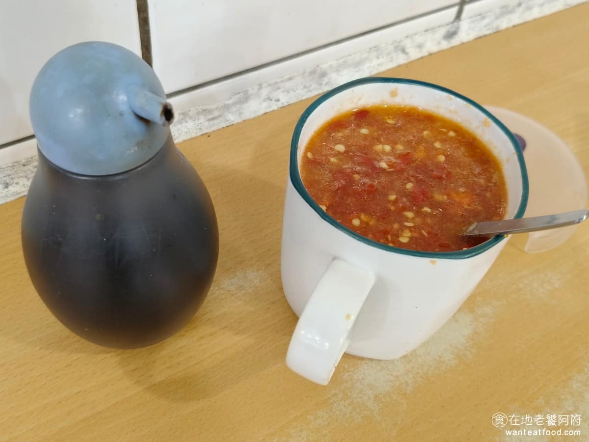 天天利美食坊 天天利美食坊菜單 天天利美食坊推薦 萬華區美食 萬華美食 西門美食 台灣小吃 滷肉飯 桌上放著辣椒醬和黑醋,可以自己調味,很多韓國人因為常常都吃辣,所以加了辣椒版的滷肉飯,更合他們胃口。 @在地老饕阿府