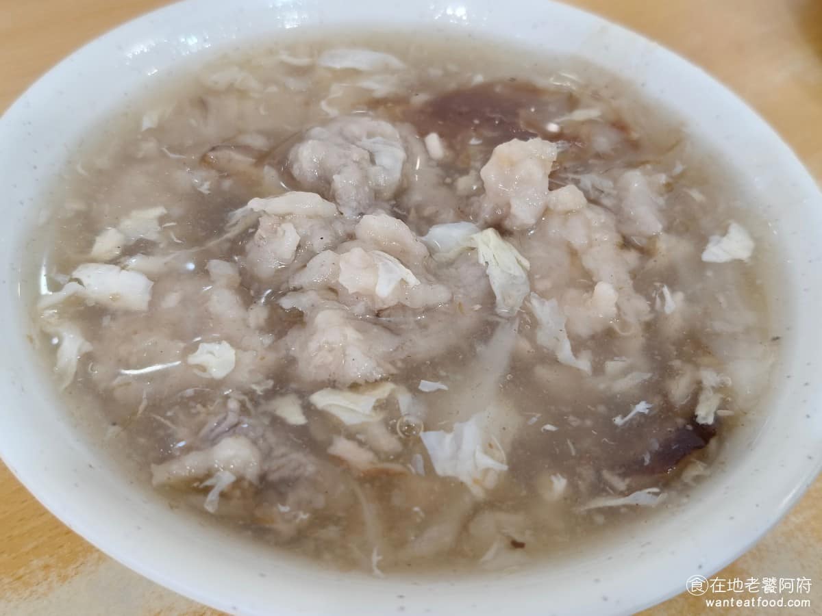天天利美食坊 天天利美食坊菜單 天天利美食坊推薦 萬華區美食 萬華美食 西門美食 台灣小吃 滷肉飯 肉羹湯 裡面配料給得不少,有蛋花、高麗菜、香菇,湯頭喝起來清爽,加了一點醋,味道微酸開胃,肉羹的量給得非常多,多到快滿出碗。 @在地老饕阿府