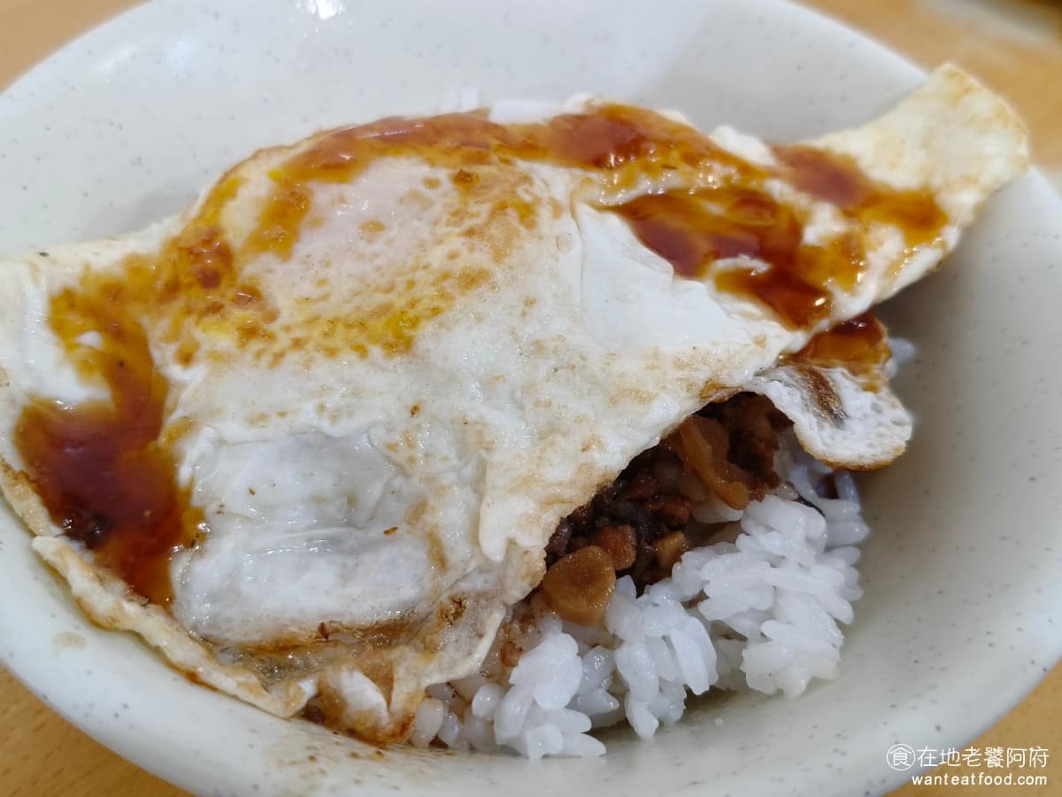 天天利美食坊 天天利美食坊菜單 天天利美食坊推薦 萬華區美食 萬華美食 西門美食 台灣小吃 滷肉飯 滷肉飯加荷包蛋 這是店內招牌,光看照片可能會覺得就是很普通的滷肉飯,但實際吃過之後,意外覺得不錯,醬汁非常入味,能夠均勻包覆在每一粒米上,白飯不會太硬,軟硬度控制得剛好。 @在地老饕阿府
