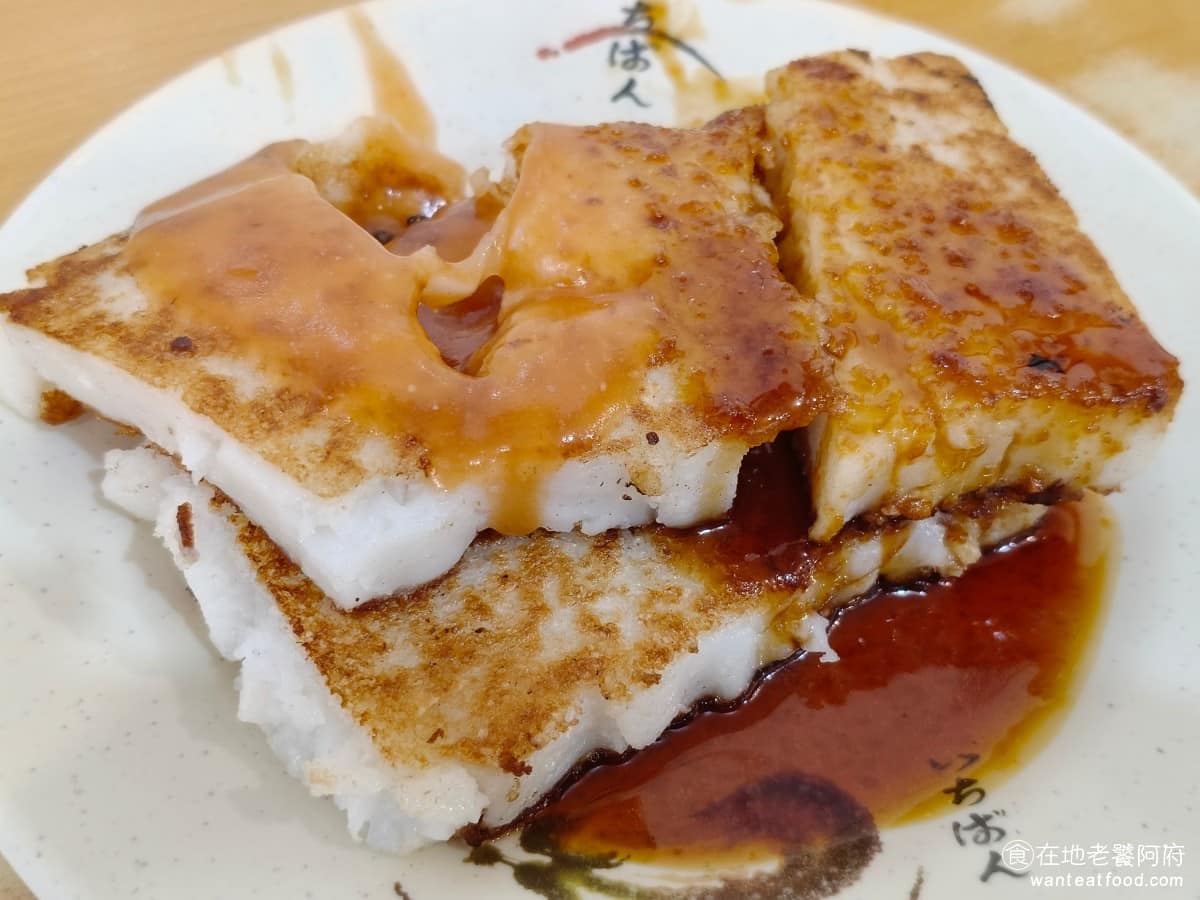 天天利美食坊 天天利美食坊菜單 天天利美食坊推薦 萬華區美食 萬華美食 西門美食 台灣小吃 滷肉飯 蘿蔔糕 兩大片賣 70 元,價格不算貴,只是一次點兩片,份量有點多,上面會淋上醬油膏跟甜辣醬,甜辣醬其實就是蚵仔煎用的那種醬料,原本沒抱太大期待,但吃了之後,覺得比預期好吃! @在地老饕阿府