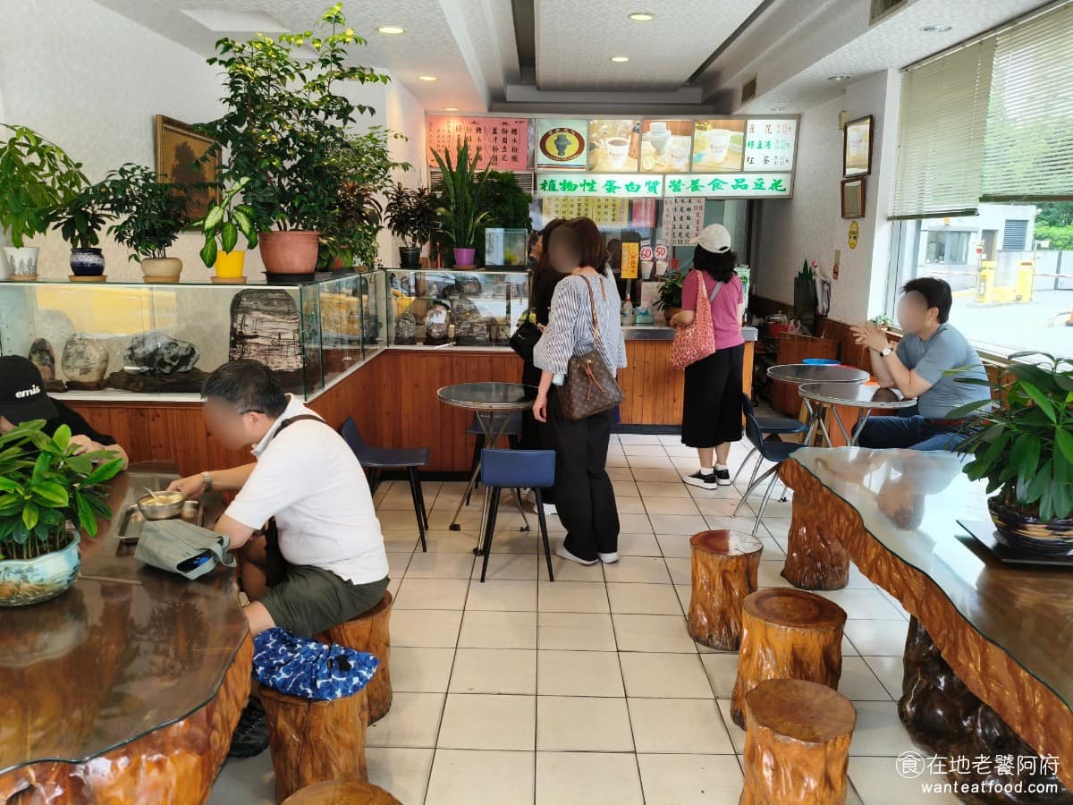 愛弟豆花 愛弟豆花菜單 愛弟豆花推薦 中山區美食 中山美食 大直美食 豆花採傳統古法製作，不添加化學香料，口感屬於偏紮實的那種，有明顯的黃豆香氣。配料選擇雖只有三種，但每種品質都算穩定，沒有湊數的情況。 @在地老饕阿府