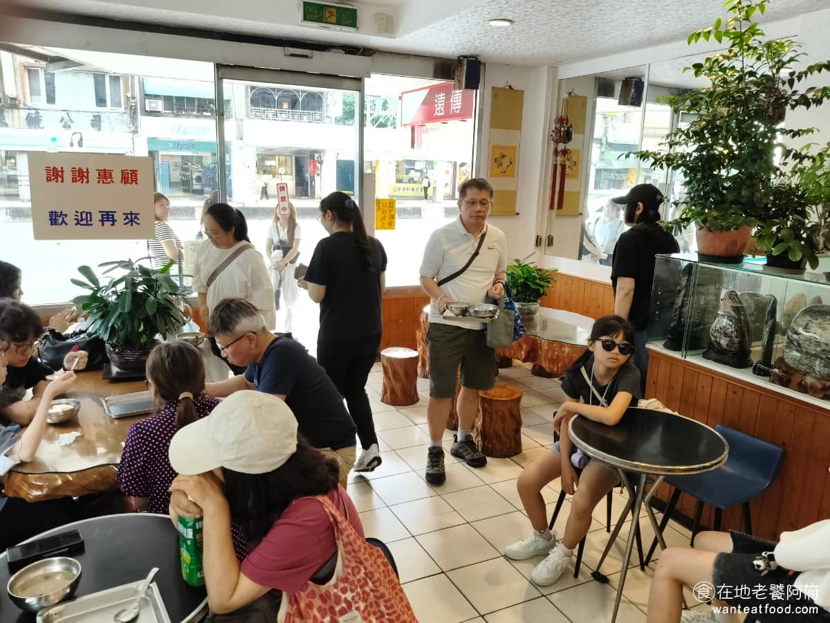 愛弟豆花 愛弟豆花菜單 愛弟豆花推薦 中山區美食 中山美食 大直美食 店面不大內用座位有限，格局上有幾張小圓桌，和幾組大茶桌，整體氛圍比較像茶藝館，而不是一般的豆花攤。 @在地老饕阿府