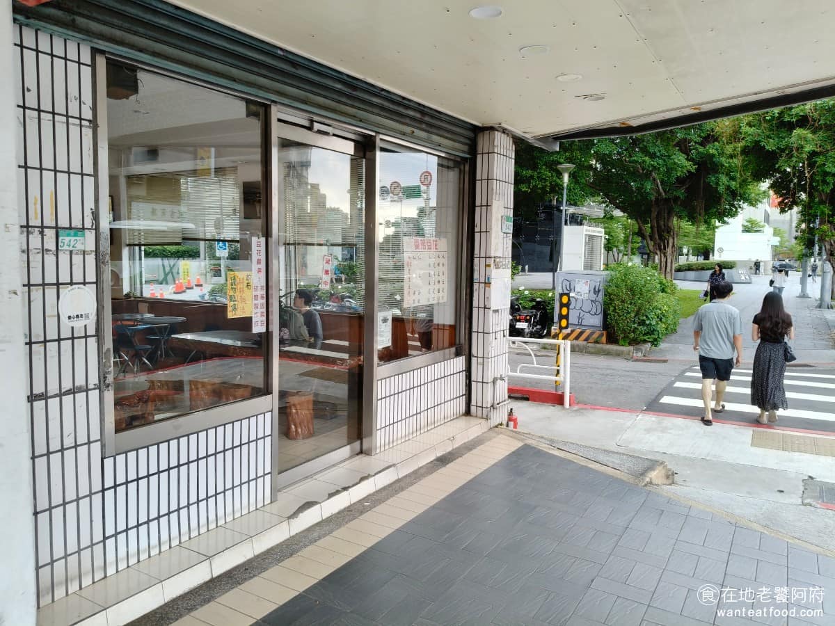 愛弟豆花 愛弟豆花菜單 愛弟豆花推薦 中山區美食 中山美食 大直美食 很多週邊的店，都物換星移了，但《愛弟豆花》四十多年來未動過，在大直這個區域，算是少數撐過幾十年的老字號。 @在地老饕阿府