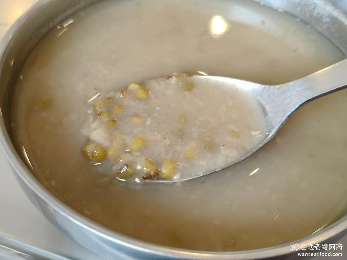 愛弟豆花 愛弟豆花菜單 愛弟豆花推薦 中山區美食 中山美食 大直美食 相較於旁邊的綠豆薏人那間店，這間的綠豆會燙得比較破，湯頭喝得到綠豆的碎塊，本人其實喜歡的是更飽滿的綠豆口感，但因為這間店綠豆煮得比較軟，口感舒服，甜度也夠，完美的比例，讓我喝了非常喜歡，連我家人喝了也說棒，難怪五月天阿信喝過也說好喝。 @在地老饕阿府