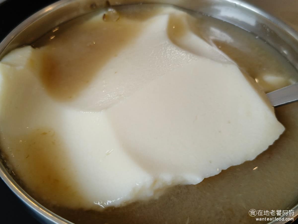 愛弟豆花 愛弟豆花菜單 愛弟豆花推薦 中山區美食 中山美食 大直美食 豆花使用飛機改造的黃豆，吃起來豆味十足，口感扎實，有微微的甜度，吃起來不會水水的，表現得也很好。 @在地老饕阿府