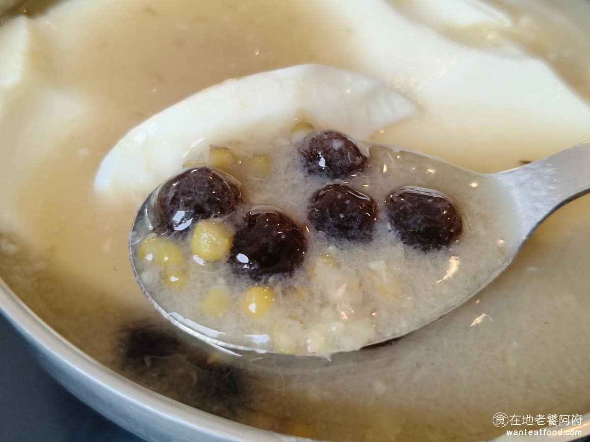 愛弟豆花 愛弟豆花菜單 愛弟豆花推薦 中山區美食 中山美食 大直美食 因為我們豆花點的是大碗，所以可以多加一種料，我們就加了粉圓，吃了一口後發現粉圓的表現，也非常棒，帶有濃濃的黑糖香氣，而且煮得很軟嫩，吃起來完全不會硬，也是推薦的配料。 @在地老饕阿府