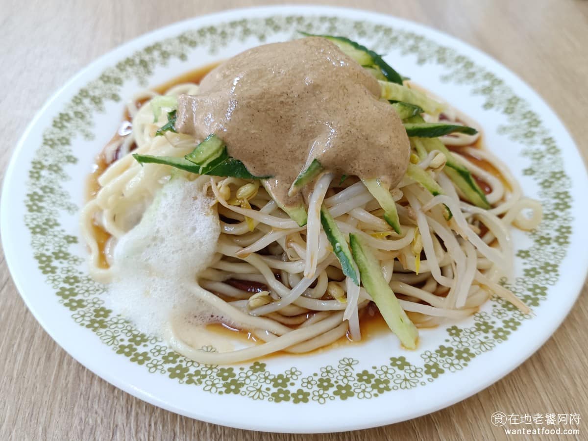 屏東任家涼麵 松山美食 台灣小吃 涼麵 蛋花湯 民生社區美食 涼麵小的 60 元 因為我們第一次來，所以先點小的，但有點後悔，因為只差 10 元就能升級成大的，建議直接點大的會比較划算。 @在地老饕阿府