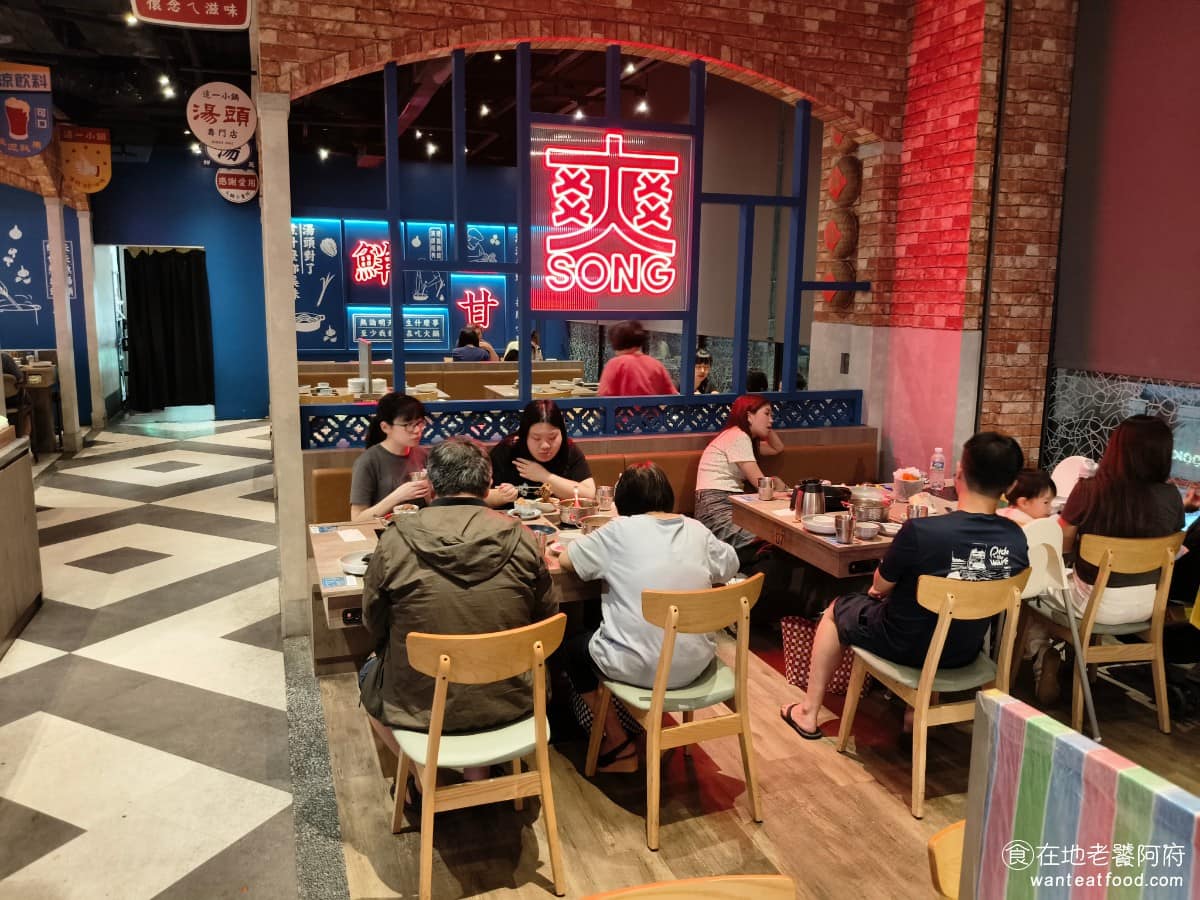 這一小鍋台北南港店 這一小鍋台北南港店菜單 這一小鍋台北南港店推薦 南港區美食 南港美食 座位區每桌附有垃圾桶、衛生紙，和掛包包的地方，還會用茄芷袋布料做成座位隔板，桌面不會太小，舒適度還行。 @在地老饕阿府