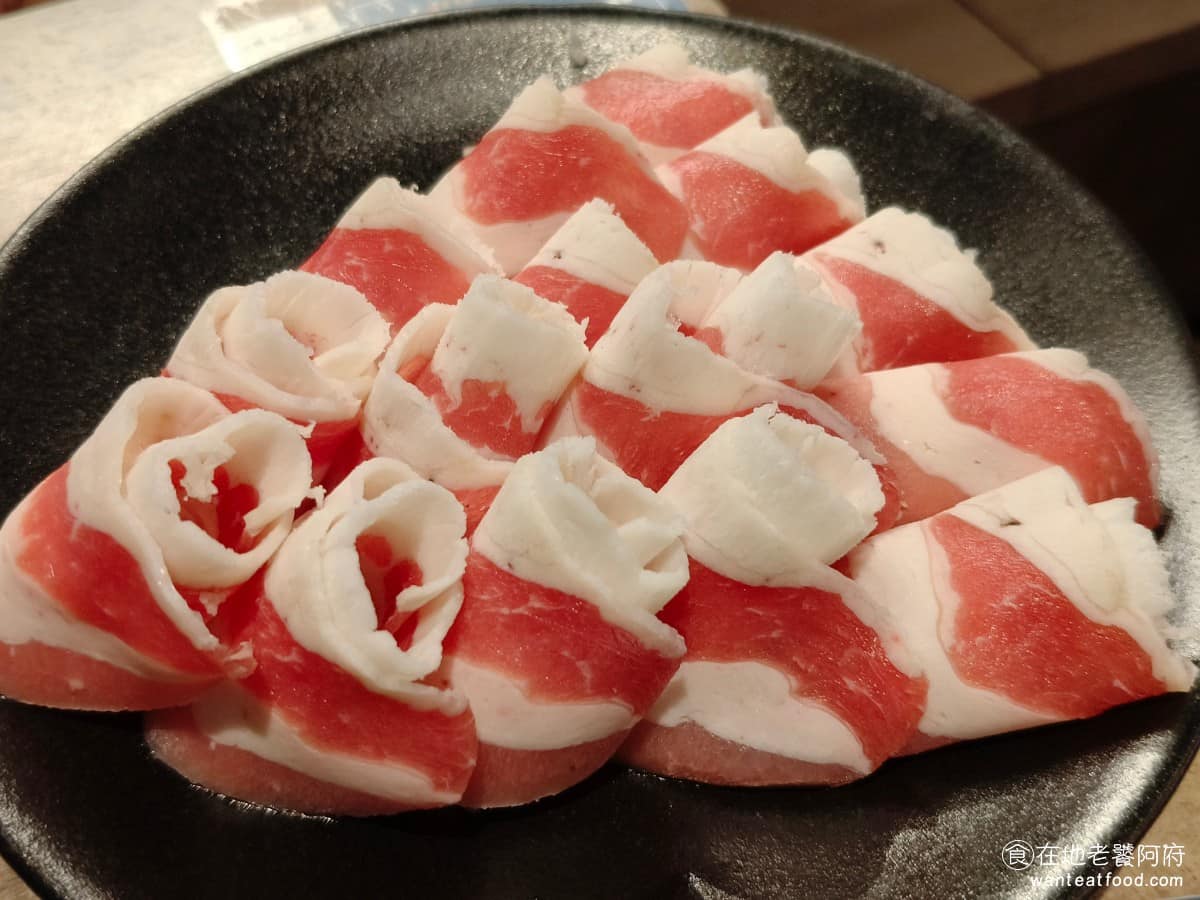 這一小鍋台北南港店 這一小鍋台北南港店菜單 這一小鍋台北南港店推薦 南港區美食 南港美食 培根牛肉 油花比例較高，吃起來油香明顯，口感比梅花豬嫩，但油脂感較重，搭配味道夠重的沾醬比較平衡。 @在地老饕阿府
