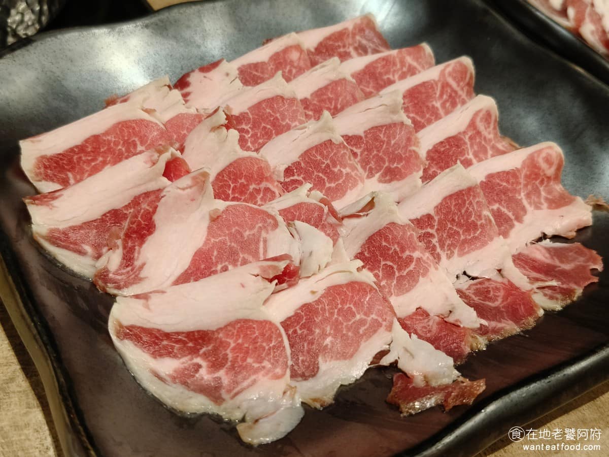 這一小鍋台北南港店 這一小鍋台北南港店菜單 這一小鍋台北南港店推薦 南港區美食 南港美食 伊比利豬 每一片肉都蠻小片的，肉質還不錯，不會太硬，只不過肉的味道，帶有一點腥味，這點個人不太能接受。 @在地老饕阿府