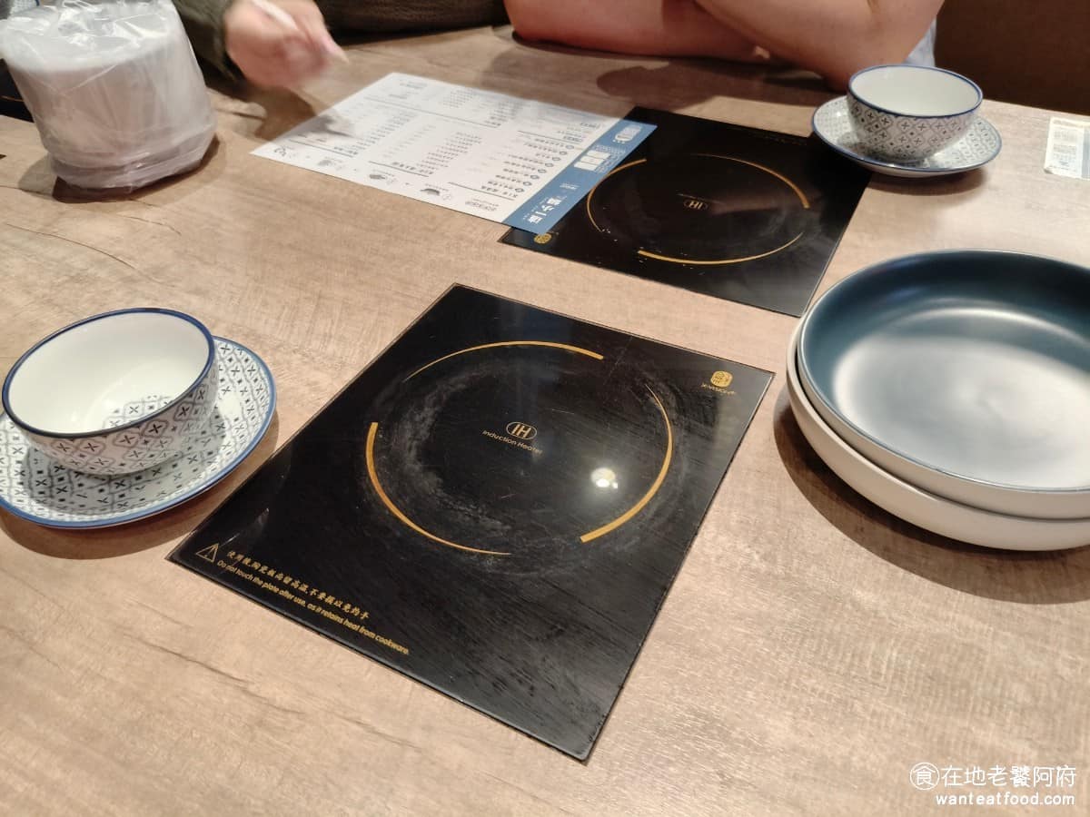 這一小鍋台北南港店 這一小鍋台北南港店菜單 這一小鍋台北南港店推薦 南港區美食 南港美食 用餐是一人一鍋，若要共鍋需加收 90 元，不收服務費，但每人酌收 20 元清潔費，含 110 公分以上兒童。點套餐皆附蔬菜盤，若不需要，也可以換成肉盤。 @在地老饕阿府