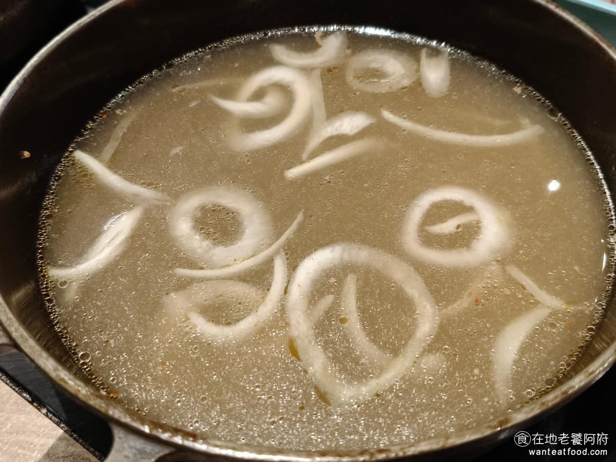這一小鍋台北南港店 這一小鍋台北南港店菜單 這一小鍋台北南港店推薦 南港區美食 南港美食 石頭鍋 有麻油香氣，喝來清甜順口，是多數人推薦的基本款，不油不膩，但其實香氣完全不夠，屬於超清淡的石頭鍋。 @在地老饕阿府