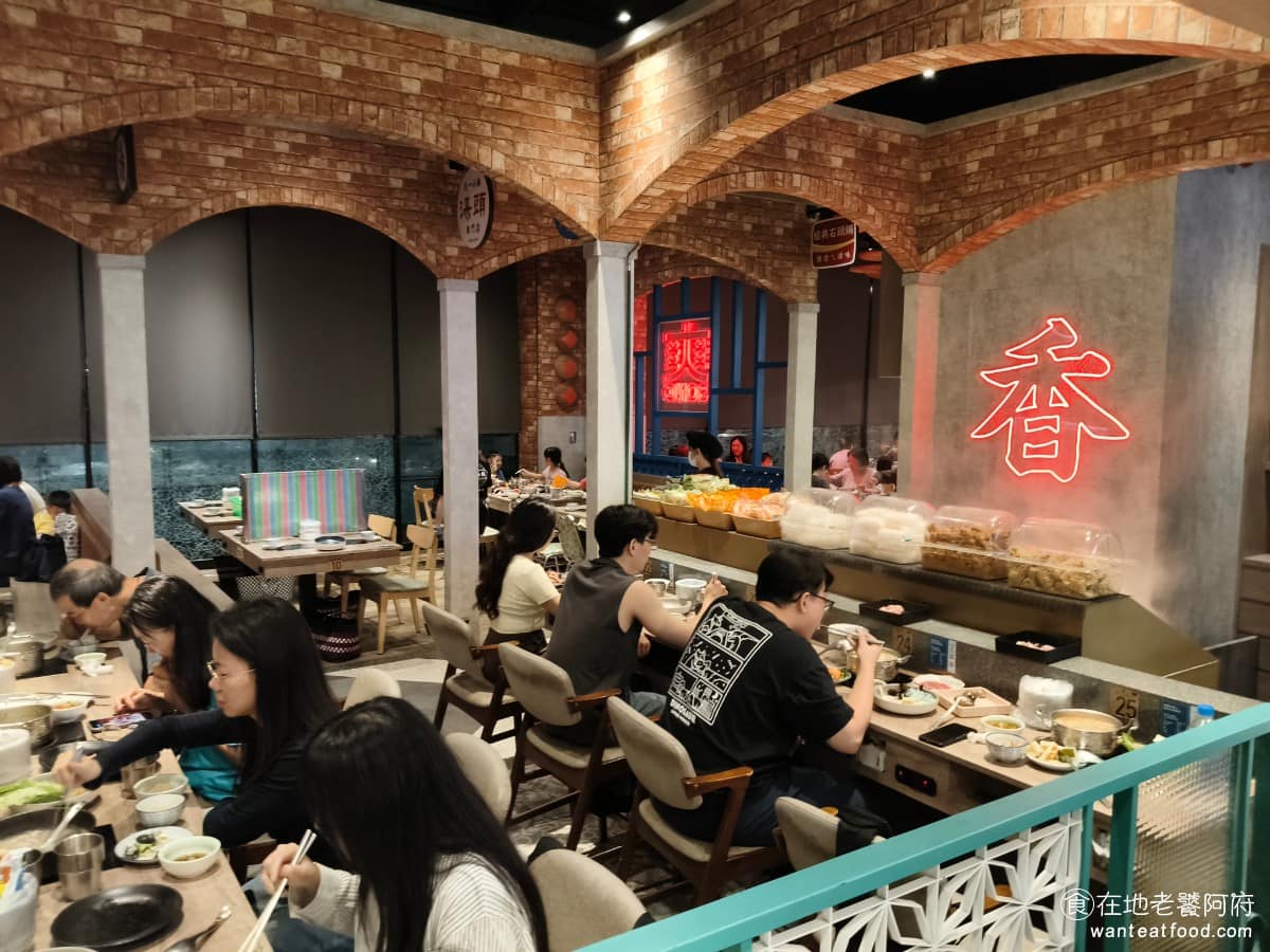 這一小鍋台北南港店 這一小鍋台北南港店菜單 這一小鍋台北南港店推薦 南港區美食 南港美食 《這一小鍋 台北南港店》位於CITYLINK南港A棟3樓，從捷運南港站出來，就能直接進商場，這裡是五鐵共構，交通方便。停車的話CITYLINK 消費可以折抵停車費，若停台鐵停車場，消費不能折抵。 @在地老饕阿府