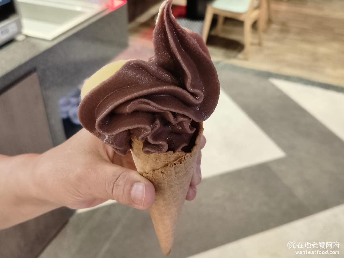 這一小鍋台北南港店 這一小鍋台北南港店菜單 這一小鍋台北南港店推薦 南港區美食 南港美食 霜淇淋是《這一小鍋》的招牌甜點，甜度夠，口感札實，算是我整餐之中，唯一吃下去後，眼睛亮了一下的餐點，還有提供餅乾甜筒，餅乾很脆，不會軟，非常不錯，很多人其實是衝著這個霜淇淋來的。 @在地老饕阿府