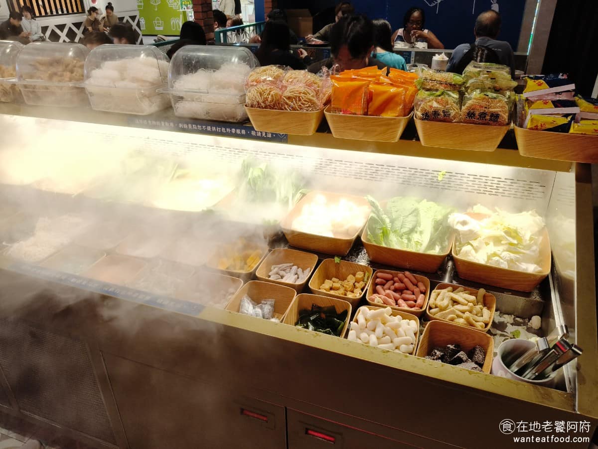 這一小鍋台北南港店 這一小鍋台北南港店菜單 這一小鍋台北南港店推薦 南港區美食 南港美食 《這一小鍋 台北南港店》的優勢，就是便宜的價格，就能有無限吃的火鍋料自助吧，是這間最大的特色，火鍋料的種類也非常齊全。有甜不辣、豬血糕、小香腸、年糕、海帶、燕餃、貢丸、豆腐、紅蘿蔔、蓮藕、黑木耳、凍豆腐、玉米。 @在地老饕阿府