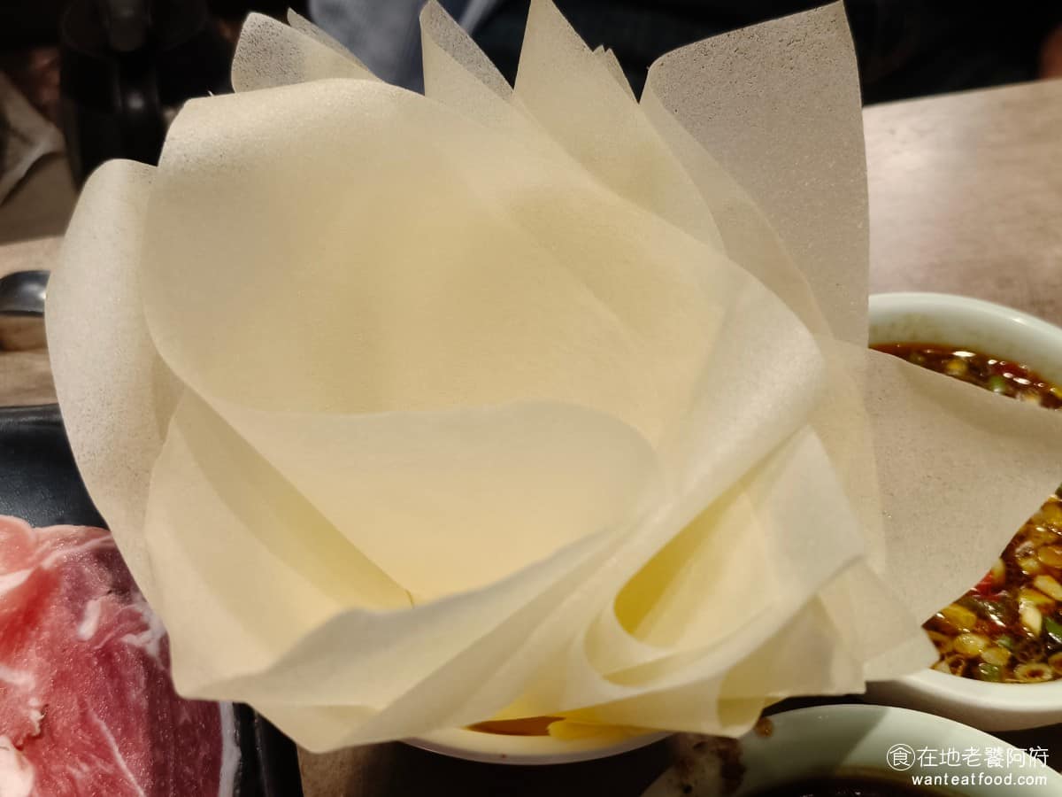 這一小鍋台北南港店 這一小鍋台北南港店菜單 這一小鍋台北南港店推薦 南港區美食 南港美食 豆腐紙 煮完之後很像豆皮的東西，吃起來其實沒什麼特別的味道。 @在地老饕阿府
