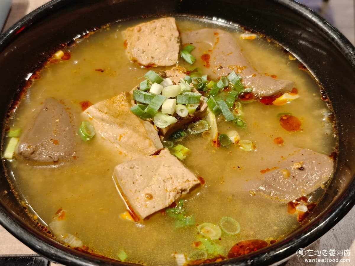 這一小鍋台北南港店 這一小鍋台北南港店菜單 這一小鍋台北南港店推薦 南港區美食 南港美食 鴨血豆腐 吃起來不會很辣，只不過鴨血和豆腐吃起來，沒什麼特別的味道，醬汁的味道沒有煮進去。 @在地老饕阿府