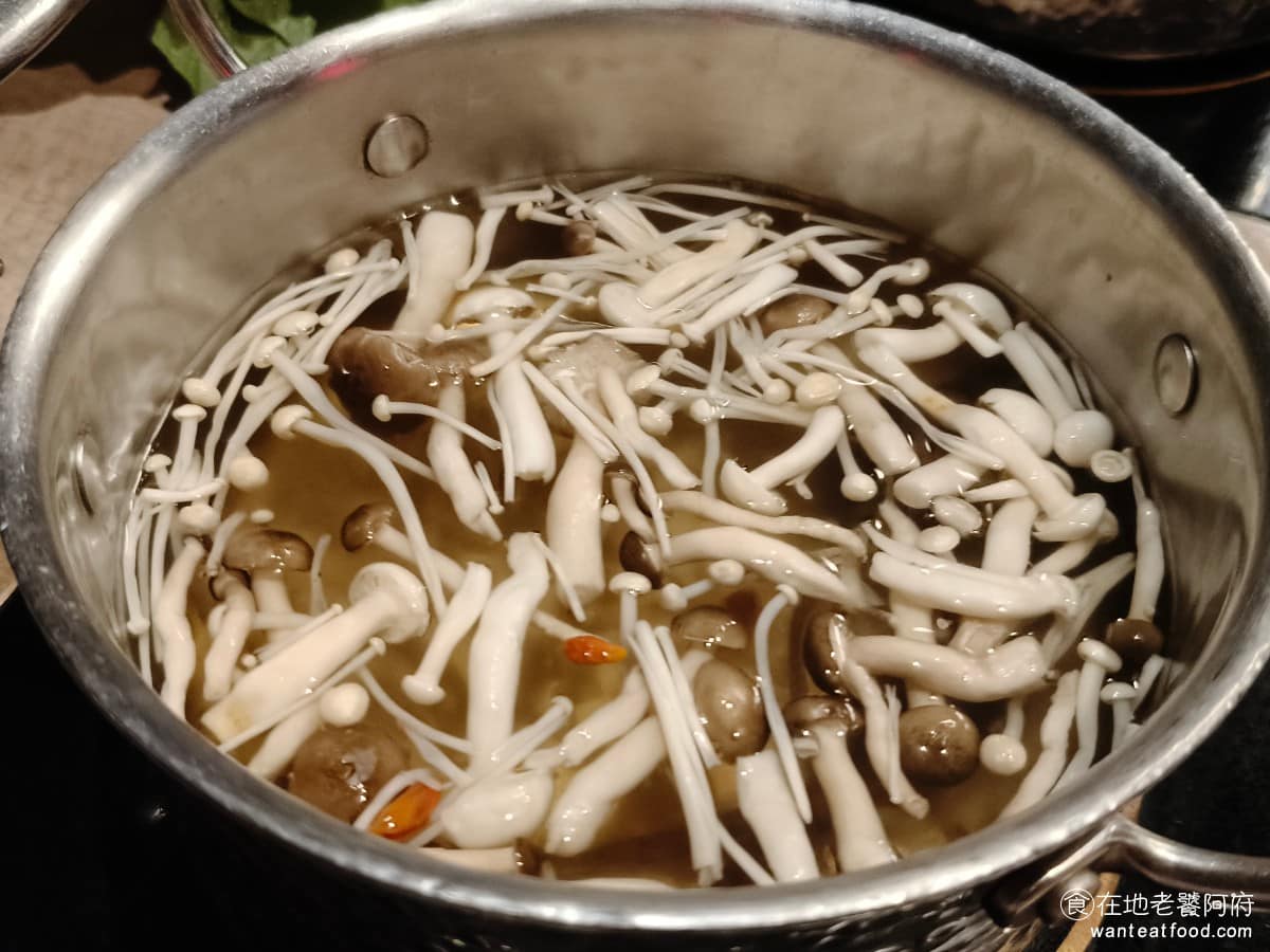 這一小鍋台北南港店 這一小鍋台北南港店菜單 這一小鍋台北南港店推薦 南港區美食 南港美食 菌菇鍋 湯頭非常清爽，單純只有加入大量的香菇，喝起來其實有點普通還，不如自己去自助吧拿買菌菇加入。 @在地老饕阿府