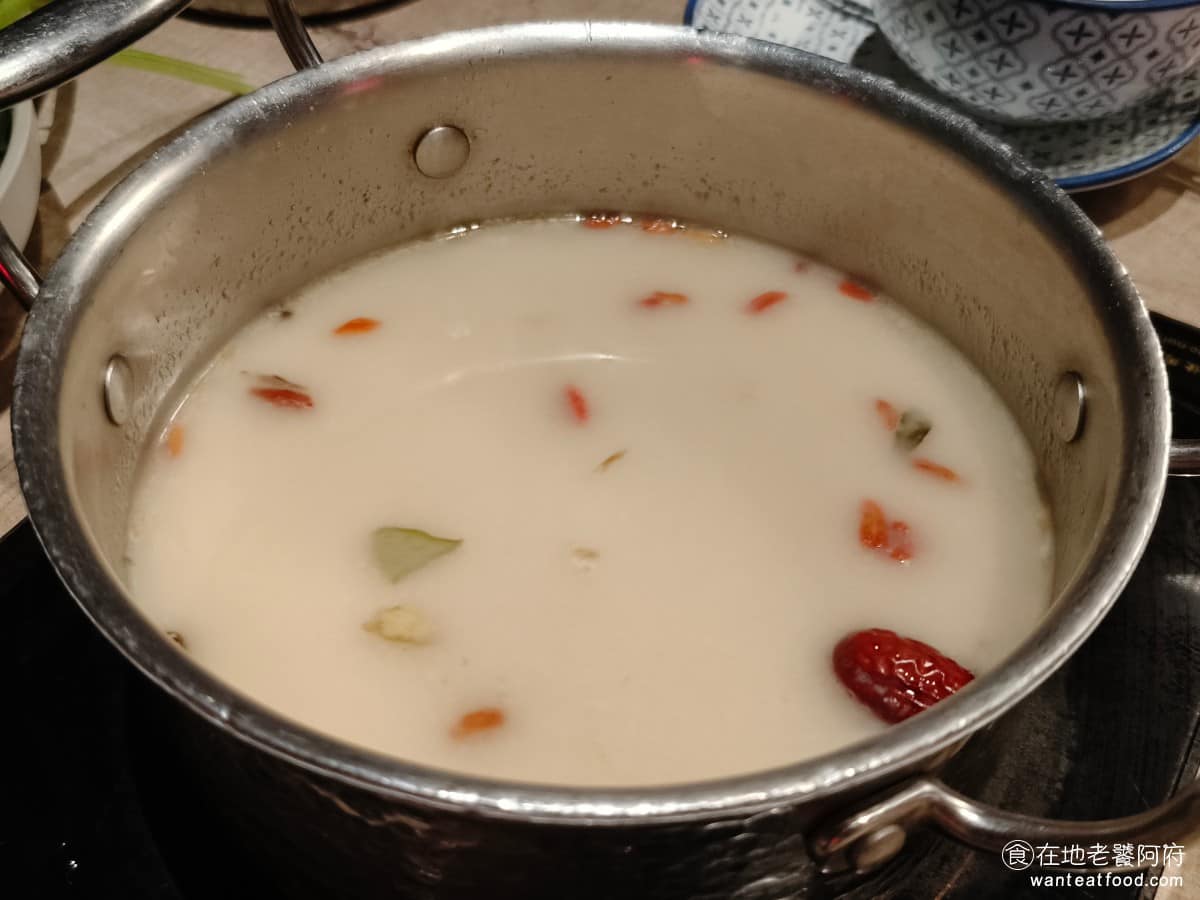這一小鍋台北南港店 這一小鍋台北南港店菜單 這一小鍋台北南港店推薦 南港區美食 南港美食 老火鍋 豬大骨、雞骨，加數十種漢方中藥材，慢火熬製湯色偏白，有胡椒和中藥清香。一開始味道不算重，但隨著食材下鍋，會越來越濃，喝起來暖胃，冬天很適合點這款。 @在地老饕阿府