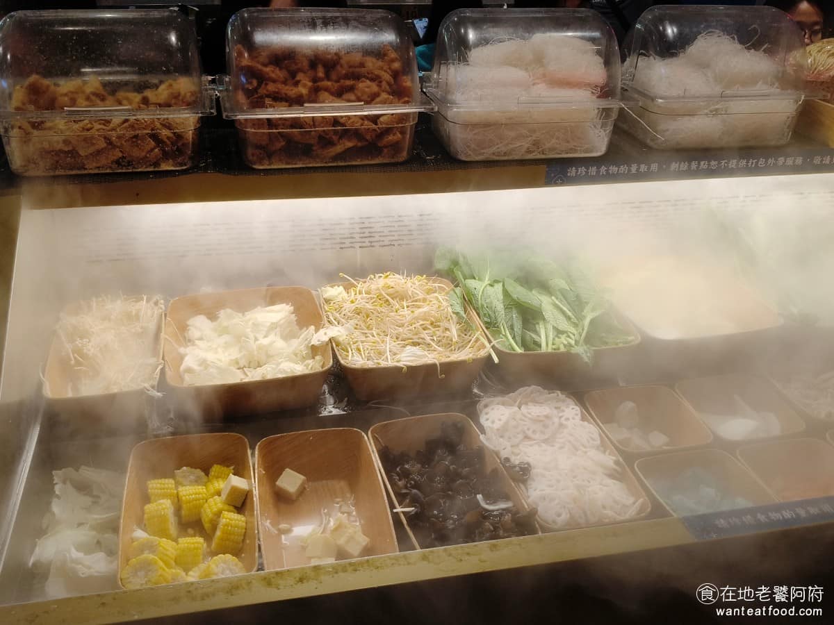 這一小鍋台北南港店 這一小鍋台北南港店菜單 這一小鍋台北南港店推薦 南港區美食 南港美食 冷氣櫃會一直打乾冰出來，視覺上看起來，非常有效果。 @在地老饕阿府