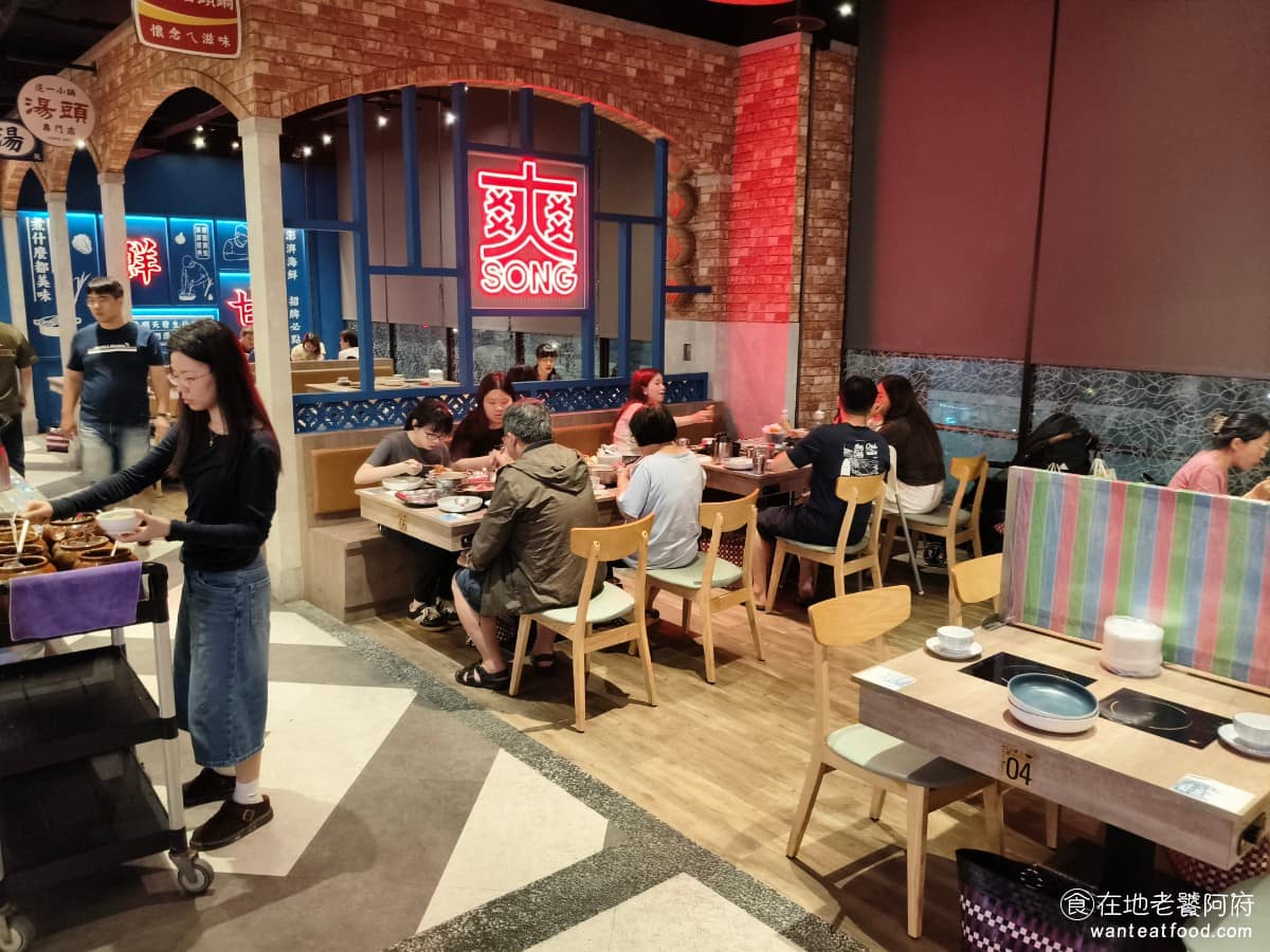 這一小鍋台北南港店 這一小鍋台北南港店菜單 這一小鍋台北南港店推薦 南港區美食 南港美食 整體裝潢走台式古早味，用的是紅磚牆、茄芷袋圖案、米篩吊頂等元素，門口擺著透明罐裝懷舊糖果，彈珠汽水瓶做成燈飾，背景播放的是台語老歌。 @在地老饕阿府