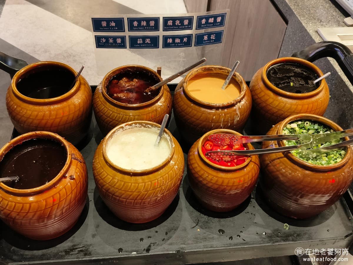 這一小鍋台北南港店 這一小鍋台北南港店菜單 這一小鍋台北南港店推薦 南港區美食 南港美食 醬料區 有提供醬油、香辣醬、腐乳醬、香醋醬、沙茶醬、蒜泥、辣椒片、和蔥花，基本該有的都齊全了。 @在地老饕阿府
