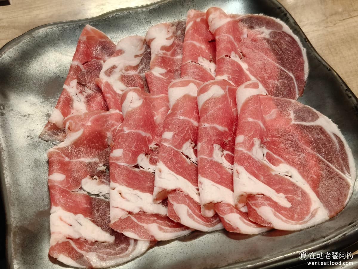 這一小鍋台北南港店 這一小鍋台北南港店菜單 這一小鍋台北南港店推薦 南港區美食 南港美食 羊肉 吃起來新鮮，口感軟嫩切得比較薄，所以肉質不會太硬，羊騷味也不會太重。 @在地老饕阿府