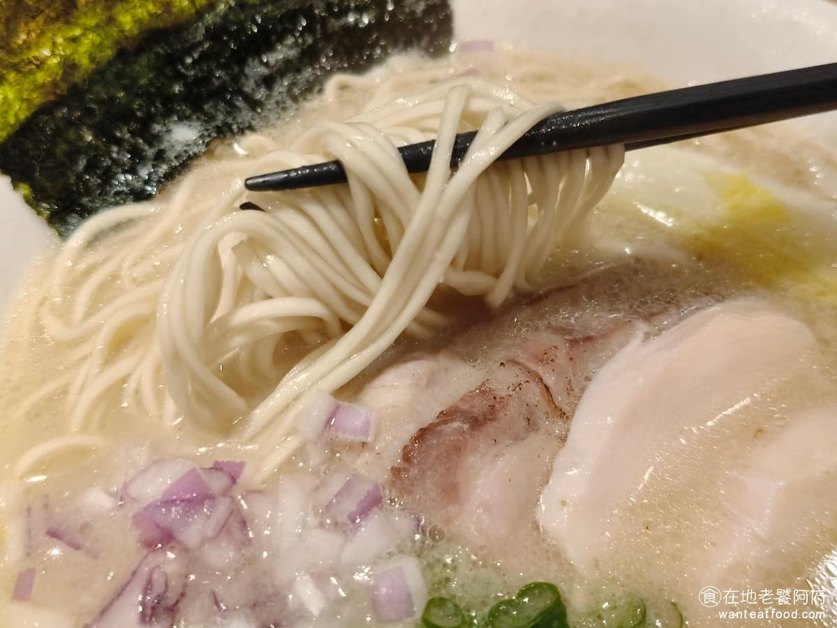 長生塩人民生 長生塩人民生菜單 長生塩人民生推薦 松山區美食 松山美食 日式料理 拉麵 麵條即便選「麗珠」，也還是可以，和店員說要煮軟一點，更能吸附湯汁。 @在地老饕阿府